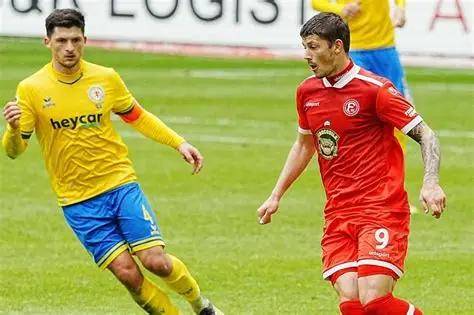  摩托车赛大师赛上演强强对话，钱塘犀牛队翻盘川蜀飞鹰队，战术调整见效；边路成突破口