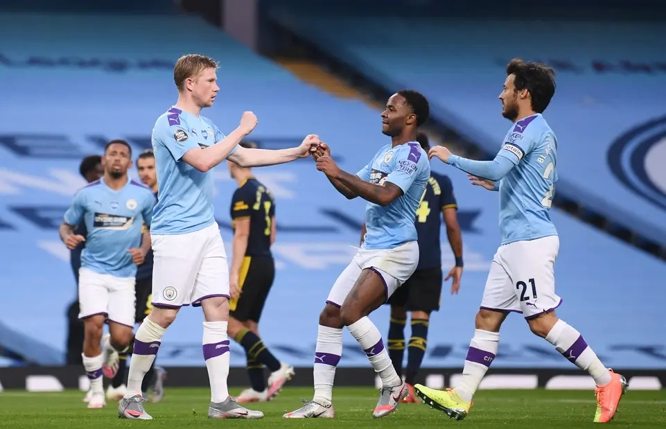  摩托车赛大师赛上演强强对话，钱塘犀牛队翻盘川蜀飞鹰队，战术调整见效；边路成突破口