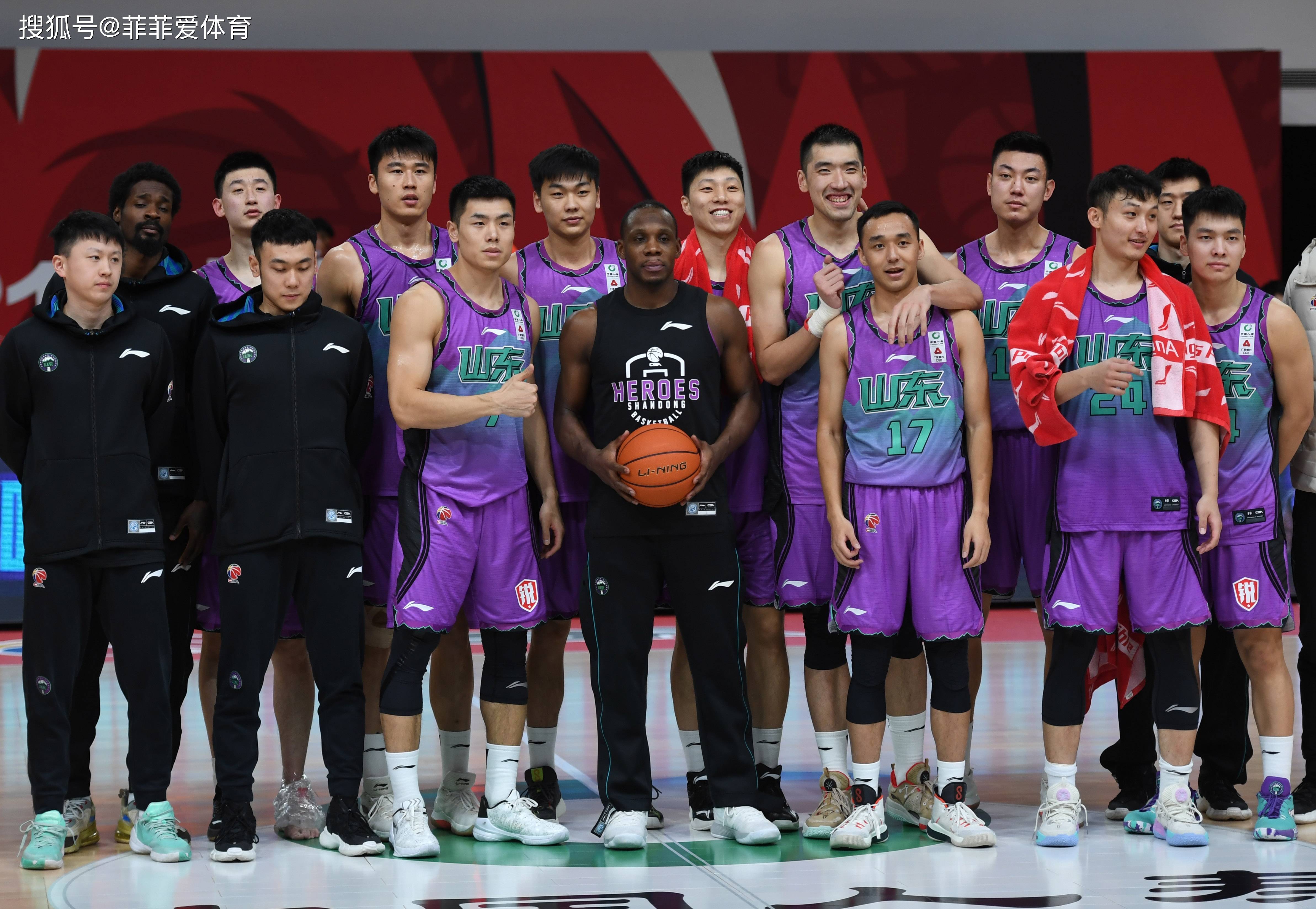  山东男篮迎欧超杯关键赛，今晨完成体检，悬念犹存，临场指挥获称赞